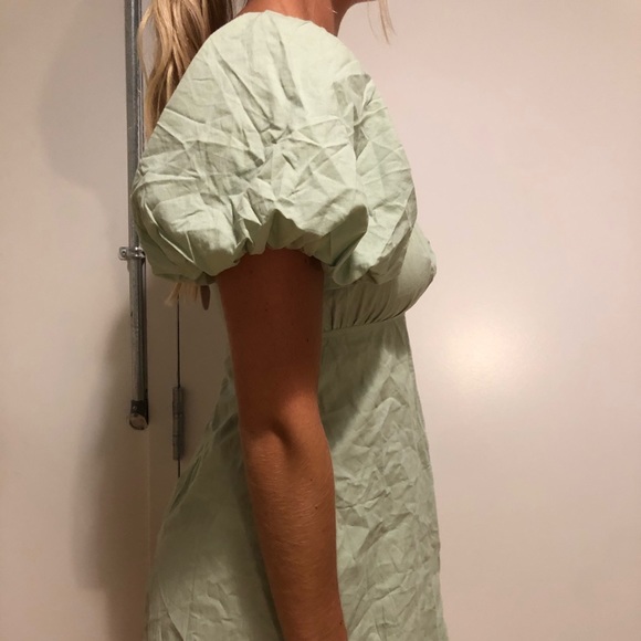 Mini dress with puff sleeves. - Picture 2 of 3